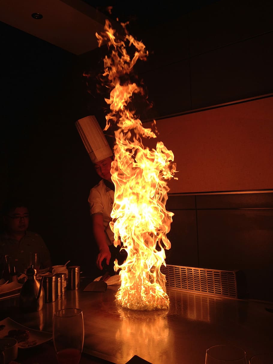Küchenchef, Feuer, Koch, Grill, Flamme, Verbrennung, Hitze - Temperatur, Nacht-, menschliches Körperteil, drinnen, Feuer - natürliches Phänomen, echte Menschen, Männer, Bewegung, Menschen, Stehen, glühend, Natur, Essen und Trinken, Tabelle, Getränk, Lebensstile, 2K