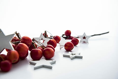 rojo, guindas, blanco, decoraciones estrella, mucha fruta de manzana, bayas, Navidad, decoración, comida, comida y bebida, alimentación saludable, Fruta, Fondo blanco, bienestar, foto de estudio, adentro, frescura, nadie, copia espacio, naturaleza muerta, de cerca, separar, grupo de objetos, Cereza, naturaleza, día, lujo, 5K, CC0, dominio público, libre de derechos