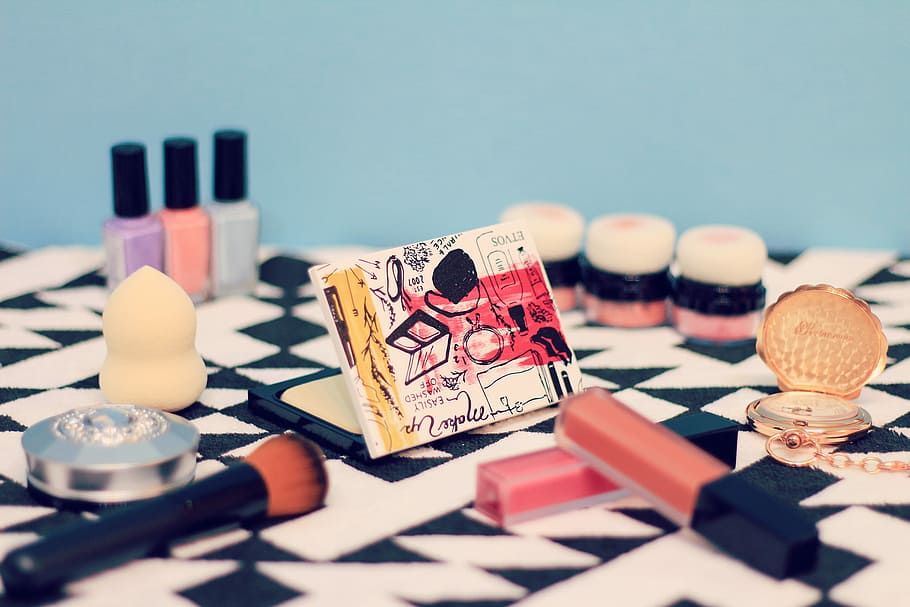 kit del make up, trucco, kit, prodotto di bellezza, nessuno, gioco d'azzardo, avvicinamento, giorno, grande gruppo di oggetti, in casa, tavolo, natura morta, creatività, scelta, cultura artistica e intrattenimento, messa a fuoco selettiva, multicolore, giochi di svago, variazione, girato in studio, chip di gioco, sfondo colorato, cibo e bevande, rossetto, attività commerciale, sfondo blu, 1080P