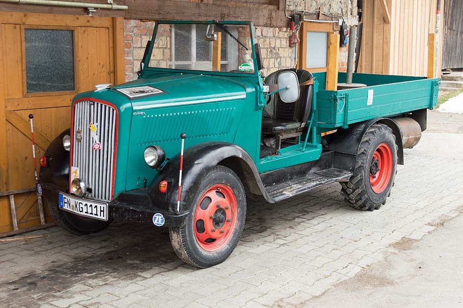 oldtimer, opel, camió, manera de transport, transport, vehicle terrestre, arquitectura, carrer, ciutat, roda, estacionari, dia, exterior de l'edifici, automòbil, color verd, cap gent, a l'aire lliure, estructura construïda, indústria, pneumàtic, transport de mercaderies, viatjar, 5K