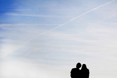cer, pereche, cuplu, albastru, uman, siluetă, Contrail, cer albastru, personal, Două, nor - cer, traseu de vapori, bărbați, vedere unghiulară joasă, doi oameni, natură, oameni, Activitatea de agrement, resolidarizare, oameni adevărați, zi, frumusețe în natură, stiluri de viață, liniște, în aer liber, vedere din spate, cuplu - relație, 4K, CC0, domeniu public, fără drepturi de autor