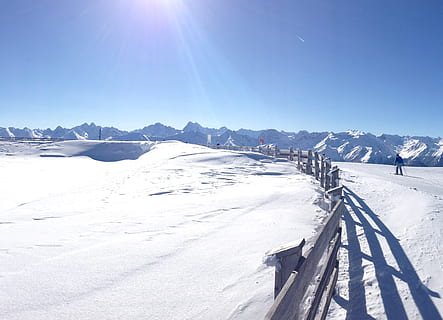 la neve, inverno, montagna, freddo, ghiaccio, Austria, area sciistica, muffa della neve, invernale, recinto, temperatura fredda, scenics - natura, cielo, luce del sole, bellezza nella natura, natura, ambiente, paesaggio, giorno, catena montuosa, cielo sereno, soleggiato, scena tranquilla, la tranquillità, scena non urbana, Colore bianco, riflesso lente, sole, montagna innevata, all'aperto, stazione sciistica, 2K, CC0, dominio pubblico, privo di copyright
