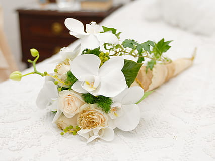 white, green, flower bouquet, bed, Wedding, Flowers, Commitment, food and drink, indoors, food, freshness, no people, celebration, flower, flowering plant, plant, beauty in nature, white color, nature, close-up, focus on foreground, flower arrangement, flower head, event, vulnerability, inflorescence, fragility, petal, bouquet, 4K, CC0, public domain, royalty free