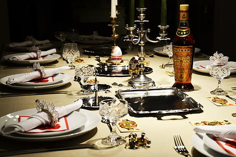 Tischgesellschaft, Sitzordnung bei Tisch, Platten, Essen, elegant, Dekoration, Steampunk-Abendessen, Teller, keine Leute, drinnen, Nahansicht, Tag, Tabelle, Essen und Trinken, große gruppe von gegenständen, Stillleben, Glas, Rahmen, High Angle View, Haushaltsausstattung, Flasche, Gedeck, Trinkglas, Container, Geschirr, Weinglas, Küchenutensilien, Esstisch, Reichtum, Luxus, 2K, CC0, gemeinfrei, lizenzfrei