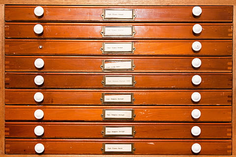 typecases, breve, bly sæt, håndsæt, skrifttype komponere rum, kommerciel, billedtekst, skrifttype familie, klistermærke, porcelæn håndtag, bogtrykning, skrifttype, johannes gutenberg, regulering, indendørs, træ - materiale, baggrunde, i en række, tæt på, studio skud, ingen mennesker, skuffe, orange farve, bestille, farvet baggrund, fuld ramme, skåret ud, mønster, arrangement, metal, stor gruppe af objekter, træ, hvid farve, 4K, CC0, offentligt domæne, royaltyfrie