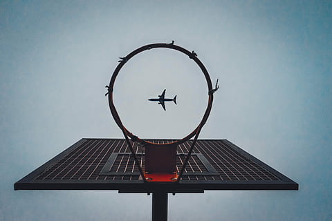 Glückstreffer, Perspektivfotografie erzwingen, Flugzeug, Vorbeigehen, schwarz, Basketballkorb aus Metall, Netz, Ebene, Himmel, Band, keine Leute, Geometrische Figur, gestalten, Kreis, Natur, klarer Himmel, Uhr, Blau, Tag, kopieren sie platz, drinnen, Symbol, Basketballkorb, Zeit, die Architektur, einzelnes Objekt, digitaler Verbund, Basketball - Sport, direkt darunter, 5K, CC0, gemeinfrei, lizenzfrei