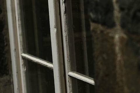 tinklelis, langas, pastatas, kadras, senas, architektūra, namas, nėra žmonių, Iš arti, sutelkti dėmesį į naujas žinias, atrankinis dėmesys, metalo, patalpose, dieną, mediena - medžiaga, saugumą, apsauga, stiklas - medžiaga, pastatyta struktūra, sienų kūrimo funkcija, pobūdį, nuskendo, bambuko augalas, 5K, CC0, Viešasis domenas, nemokamai