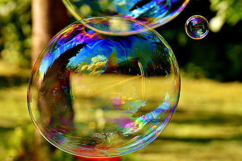 superficial, fotografía de enfoque, burbujas, burbuja de jabón, enorme, grande, hacer pompas de jabon, Wabbelig, iridiscente, agua jabonosa, divertido, volar, vistoso, esfera, burbuja, reflexión, jabón sud, fragilidad, transparente, vulnerabilidad, naturaleza, aire, multi color, centrarse en primer plano, forma geometrica, varita de burbuja, brillante, de cerca, forma, nadie, circulo, al aire libre, día, 4K, CC0, dominio público, libre de derechos