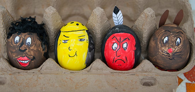 påskeæg, påske, æg, maling, brugerdefinerede, farverig, farve, påske dekorationer, farvet, farverige æg, repræsentation, Kunst og håndværk, ingen mennesker, i en række, menneskelig repræsentation, kreativitet, multi farvet, håndværk, indendørs, variation, gruppe af objekter, gul, valg, sjovt, tæt på, mandlig lighed, medium gruppe af objekter, 4K, CC0, offentligt domæne, royaltyfrie