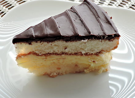 torta, fetta, crema d'uova, cioccolato, ganache, cibo, dolce, cibo dolce, cibo e bevande, indulgenza, piatto, pronto a mangiare, avvicinamento, freschezza, in casa, tentazione, al forno, natura morta, mangiare malsano, nessuno, forchetta, porzioni, articolo da forno, spuntino, 2K, CC0, dominio pubblico, privo di copyright