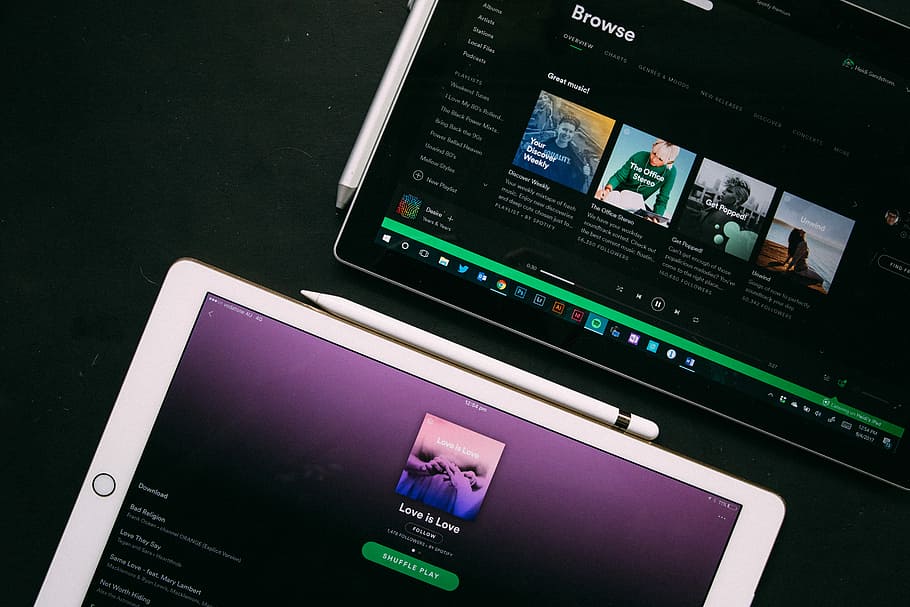 blanc, negre, ipad, ploma de poma, poma, tauleta, spotify, música, tecnologia, connexió, tecnologia sense fils, comunicació, ordinador, portàtil, a l'interior, vista d’angle alt, taula, cap gent, dispositiu d’informació portàtil, equips informàtics, Internet, tauleta digital, monitor d’ordinador, telèfon intel·ligent, primer pla, xarxa d’ordinadors, pantalla, mobles, 5K