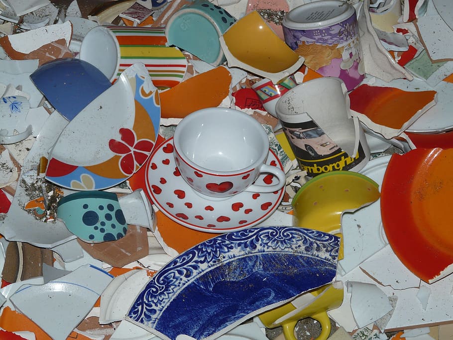 blanc, vermell, ceràmica, tassa, comiat de solter, vaixella, rant, porcellana, fragment, casament, trencar, tradició, personalitzat, costums, casar-se, cor, heil, ganz, intacte, multicolor, gran grup d'objectes, cap gent, a l'interior, dia, primer pla, taula, natura morta, patró, vista d’angle alt, elecció, disseny, variació, art i artesania, abundància, placa, globus, motiu floral, tassa de te, 2K