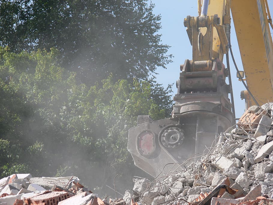 Seite? ˅, bauen, Fahrzeug, Bauarbeiten, Bagger, Baum, Tag, Maschinen, Natur, Baumaschine, Erdbewegungsmaschine, Bulldozer, Pflanze, Baugewerbe, Industrie, Transport, Baustelle, Transportmittel, Landfahrzeug, die Architektur, draußen, Himmel, Wasser, keine Leute, Sonnenlicht, industrielle Ausrüstung, Rad, zerstört, 2K