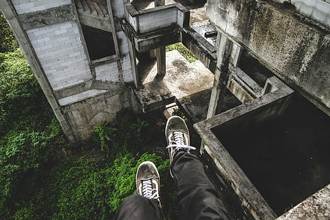 humà, portar, negre, pantalons, parell, gris, vell, skool, assegut, penya-segat, abandonat, concret, casa, furgonetes, vell skool, a l'aire lliure, gent, brut, perill, una persona, adult, part del cos humà, dia, estructura construïda, arquitectura, persones reals, secció baixa, estils de vida, sabata, vista d’angle alt, cama humana, homes, pont, de peu, activitat d'oci, planta, naturalesa, part del cos, perspectiva personal, pont - estructura feta per l'home, peu humà, 4K, CC0, domini públic, lliure de regalies
