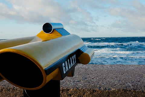 binocular turístic, mar, turístic, binocular, naturalesa, objectes, platja, llocs de viatges, cel, aigua, groc, estiu, horitzó sobre l’aigua, terra, dia, horitzó, cap gent, escenics - natura, núvol - cel, a l'aire lliure, onada, bellesa a la natura, centrar-se en primer pla, primer pla, escena tranquil·la, telescopi de mà, 4K, CC0, domini públic, lliure de regalies