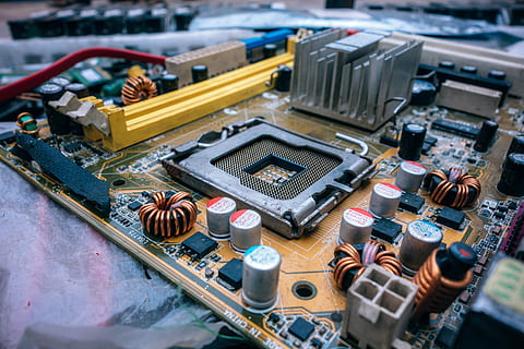 computer komponenter, Brun, sort, bundkort, tech, gadget, elektronik, kredsløbsplade, ledninger, transportmidler, høj vinkel visning, transportform, teknologi, industri, maskineri, i en række, lille, bil, forbindelse, ingen mennesker, by, udstyr, stor gruppe af objekter, selektiv fokusering, arkitektur, håndværk, Kunst og håndværk, motor køretøj, tæt på, 5K, CC0, offentligt domæne, royaltyfrie