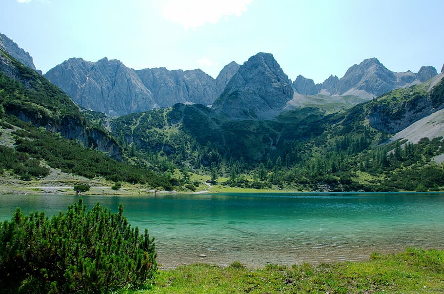 fotografia de paisatge, muntanyes, seebensee, alpí, ehrwald, bergsee, paisatge, paisatge de muntanya, idíl·lic, aigua, descans, idil·li, llac, turquesa, muntanya, escenics - natura, bellesa a la natura, Serra, planta, cel, naturalesa, arbre, escena tranquil·la, tranquil·litat, medi ambient, cap gent, terra, destinacions de viatge, viatjar, a l'aire lliure, color turquesa, cim de muntanya, 4K