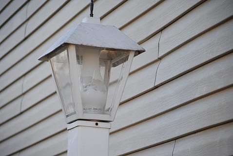 lightpost, lamppu, valo, lähettää, katu, sähkö, lyhtypylväs, katuvalo, ulko-, design, vanha, lyhty, sähköinen, kaupunki-, energia, ulkopuoli, valkoinen, teho, kaupunki, vuosikerta, musta, retro, taivas, tyyli, antiikki-, pystysuora, metalli-, lasi-, katulamppu, valaistus, napa, arkkitehtuuri, laitteet, klassikko, sininen, rakennettu rakenne, ei ihmisiä, valaistuslaitteet, matala kulma, kuvio, päivä, seinänrakennusominaisuus, rakennuksen ulkoa, lähikuva, ulkona, valkoinen väri, puu - materiaali, muoto, koko kehys, katto, geometrinen muoto, taustat, sähkölamppu, 4K, CC0, public domain, rojaltivapaa