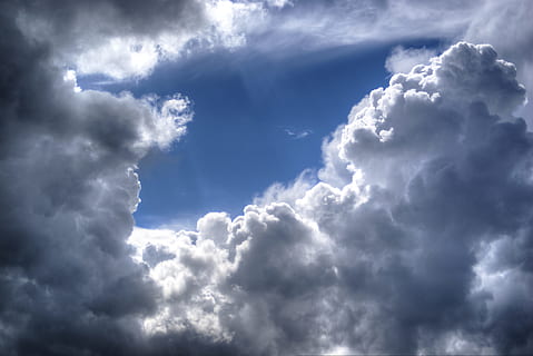 scăzut, unghi de vedere fotografie, nori de mare, Cloudscape, nori, vreme, cumulus, cumulonimbus, furtună, vară, cer albastru, cer, însorit, în aer liber, albastru, lumina soarelui, nor - cer, mediu inconjurator, dramatic cer, acoperit de nori, vânt, fundaluri, frumusețe în natură, atmosfera, scenice - natura, atmosfera moody, natură, culoare alba, pufos, meteorologie, nici o persoana, climat, întuneric, ploaie, curat, 4K, CC0, domeniu public, fără drepturi de autor