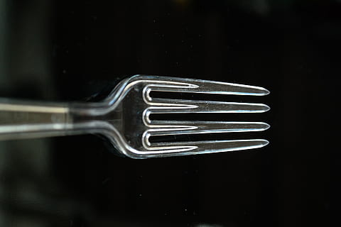 Gabel, plastik Besteck, Plastikgabel, Kunststoff, Besteck, transparent, Gabeln, Küchenutensilien, Nahansicht, rostfreier Stahl, Löffel, stehlen, schwarze Farbe, Lebensmittel, Restaurant, keine Leute, Metall, schwarzer Hintergrund, Tag, Studioaufnahme, drinnen, einzelnes Objekt, Büroklammer, Verbindung, Clip, silberfarben, Stillleben, ausgeschnitten, Legierung, Ausrüstung, kopieren sie platz, beleuchtet, selektiver Fokus, Netzteil, 5K, CC0, gemeinfrei, lizenzfrei
