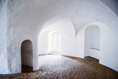 tiro, bianca, costruzione, interno, edificio bianco, copenhagen, Danimarca, architettura, in casa, arco, nessuno, vecchio, architettura ed edifici, corridoio, storia, Chiesa, struttura costruita, colonna architettonica, antico, finestra, religione, giorno, il passato, portico, natura, luce del sole, la strada davanti, luogo di culto, caratteristica dell'edificio, arcuato, cortile, 4K, CC0, dominio pubblico, privo di copyright