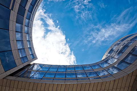 cielo, nuvole, costruzione, alto, espressione, esterno, facciata, finestre di vetro, colpo basso angolo, grattacielo, architettura, struttura costruita, esterno dell'edificio, vetro - materiale, moderno, città, nuvola - cielo, blu, Inquadratura dal basso, natura, ufficio, edificio per uffici esterno, giorno, riflessione, direttamente sotto, Cloudscape, luce del sole, nessuno, all'aperto, 4K, CC0, dominio pubblico, privo di copyright