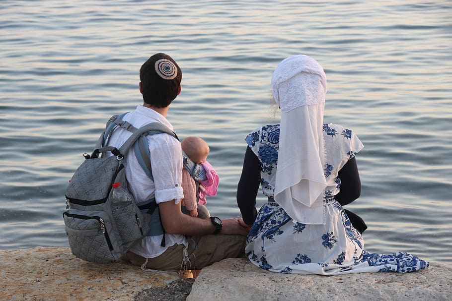 Israel, eilat, davant del mar, home, dona, nen, nadó, parella aigua, gent, a l'aire lliure, mar, tarda, diversió, amor, oci, vora del mar, relaxació, aigua, dones, unió, persones reals, assegut, infància, família, activitat d'oci, noies, homes, femelles, estils de vida, dues persones, mascles, dia, vista del darrere, fill, filla, germana, 5K