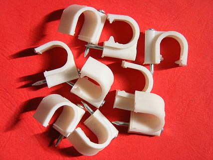 Zubehör, Kabel, Clips, Nagel, runden, Weiß, Verdrahtung, Objekte, Weihnachten, rot, keine Leute, weiße Farbe, Stillleben, drinnen, farbiger Hintergrund, roter Hintergrund, Nahansicht, Studioaufnahme, große gruppe von gegenständen, Essen und Trinken, Tabelle, High Angle View, Gesundheitswesen und Medizin, Anordnung, direkt darüber, positive Emotionen, Gruppe von Objekten, Liebe, 2K, CC0, gemeinfrei, lizenzfrei