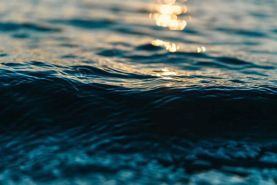 nærbillede fotografering, sollys refleksion, legeme, vand, tæt på, fotografering, krusning, blå, afspejling, bølge, sø, ocean, hav, flod, solnedgang, refleks, spejl, sol, overflade, piblede, natur, havnefronten, bevægelse, ingen mennesker, dag, udendørs, selektiv fokusering, vandoverflade, fuld ramme, skønhed i naturen, sollys, baggrunde, renhed, overflade niveau, svømmepøl, 5K