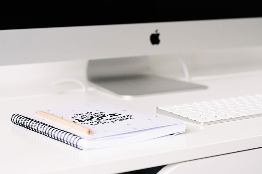 hvid, Bestil, ved siden af, imac, tastatur, bord, Brun, pen, notesbog, skrivebord, kontor, æble, teknologi, computer, indendørs, trådløs teknologi, forbindelse, ingen mennesker, udstyr, meddelelse, computerudstyr, tæt på, computer tastatur, bærbar, Kontorforsyning, møbel, høj vinkel visning, forretning, uddannelse, computer nøgle, 5K