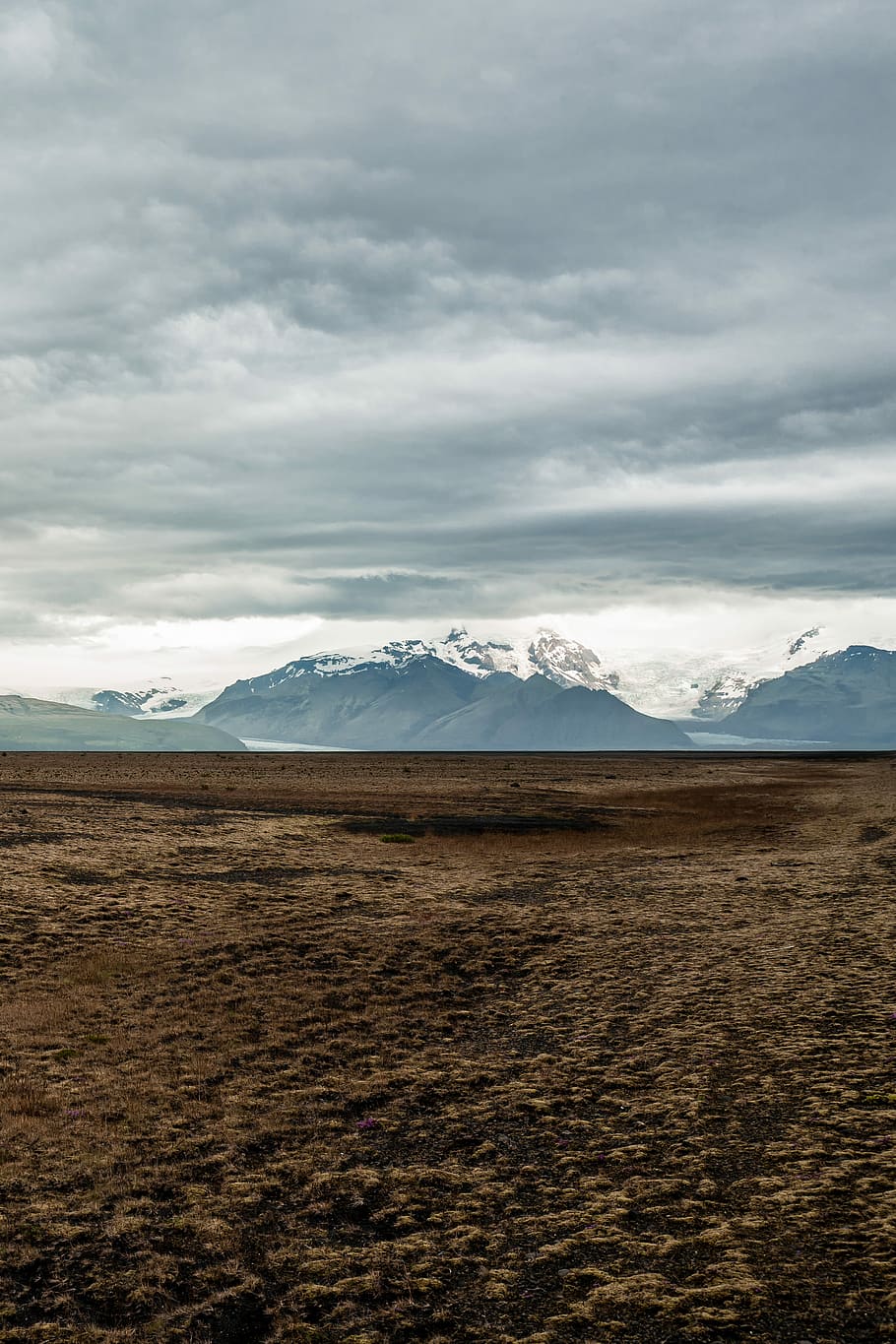 snowcap mountain, overskyet, himmel, taget, dagtimerne, person, leder, bjerge, dækket, sne, tapet, iPhone wallpapers, iphone baggrunde, lås skærm baggrund, landskab, bjerg, Sky, almindeligt, klippe, træ, horisont, udendørs, bakke, langt væk, miljø, scenics - natur, sky - himmel, skønhed i naturen, rolig scene, ro, vinter, ingen mennesker, kold temperatur, dag, ikke-urbane scene, natur, jord, bjergkæde, ødemark, snedækket bjerg, bjergtop, rækkevidde, 4K