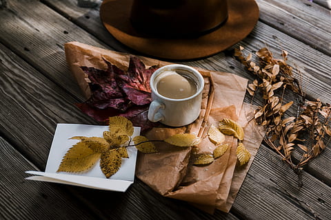fuld, fyldt op, kaffe, hvid, keramisk, krus, ved siden af, Brun, hat, væske, flatlay, efterår, kaffekop, flad hvid, blade, stilleben, mode, falde leafe, falde mode, blad, mad og drikke, mad, træ - materiale, friskhed, indendørs, plante, ingen mennesker, studio skud, tæt på, papir, bord, velvære, sund kost, tørret mad, tør, urt, ingrediens, blomst, medicin, kinesisk urtemedicin, hakket, snack, porcelæn, 5K, CC0, offentligt domæne, royaltyfrie