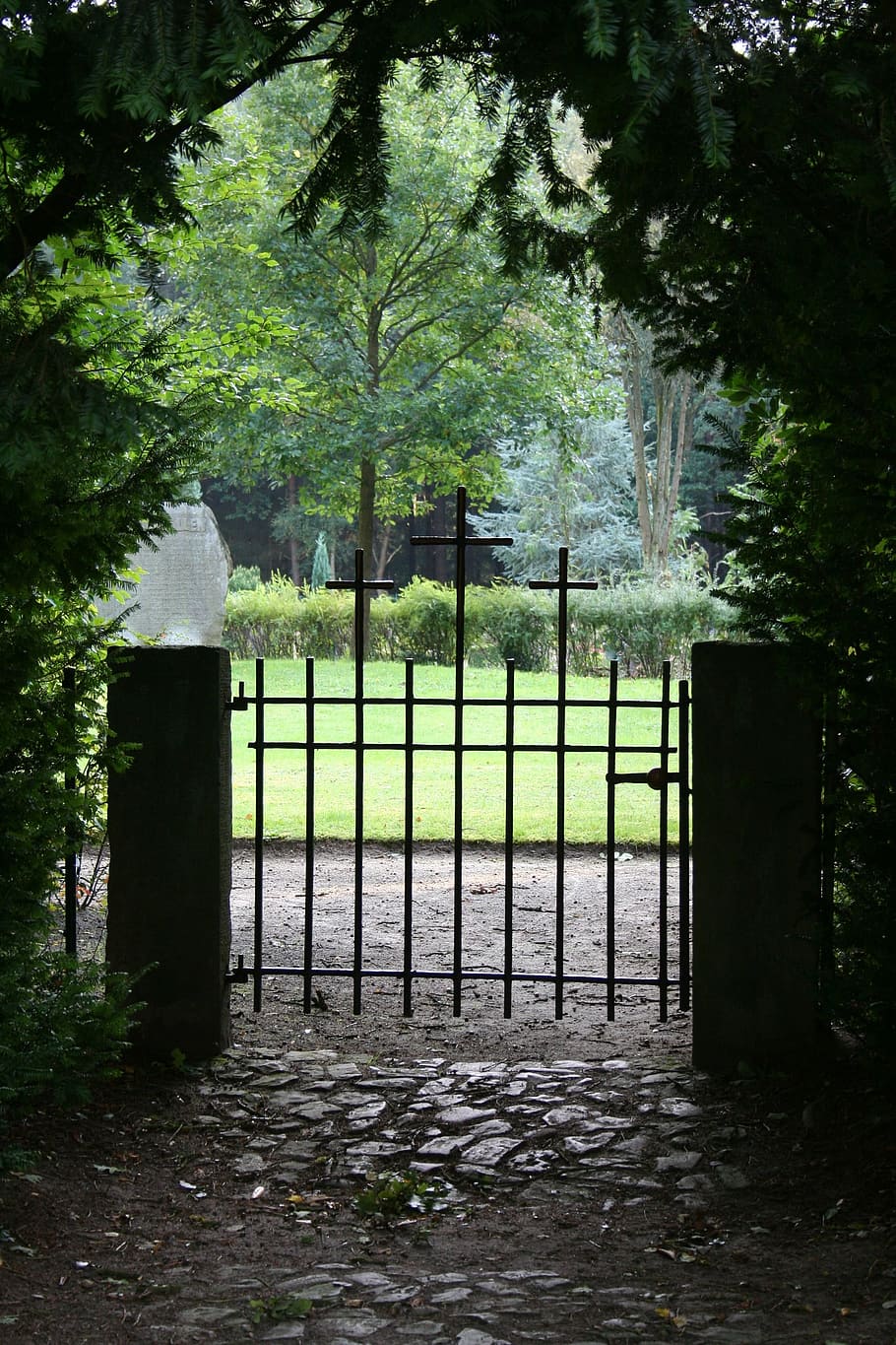 blacksmithing, gamle port, kirkegård, input, væk, smedejern, træ, plante, Port, ingen mennesker, dag, natur, beskyttelse, sikkerhed, udendørs, grænse, religion, barriere, hegn, indgang, arkitektur, grav, lukket, 2K
