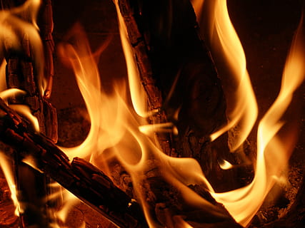 fuoco di bivacco, fuoco, brucia, fuoco, bruciare, calore - temperatura, fiamma, nessuno, avvicinamento, ardente, all'aperto, fuoco - fenomeno naturale, movimento, legna, legno - materiale, movimento sfocato, natura, ceppo, notte, colore arancione, legna da ardere, falò, persone, campeggio, lunga esposizione, 2K, CC0, dominio pubblico, privo di copyright