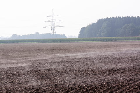 arable, field, pløjet, harves, tåge, dyrkbar, Mark, dampende, efterår, Skov, Strommast, landskab, farveløs, vintersåning, landbrug, ingen mennesker, landlige scene, dag, jord, miljø, teknologi, elektricitet, brændstof og elproduktion, rolig scene, natur, ro, el-pylon, plante, himmel, scenics - natur, træ, vækst, Strømforsyning, udendørs, 4K, CC0, offentligt domæne, royaltyfrie