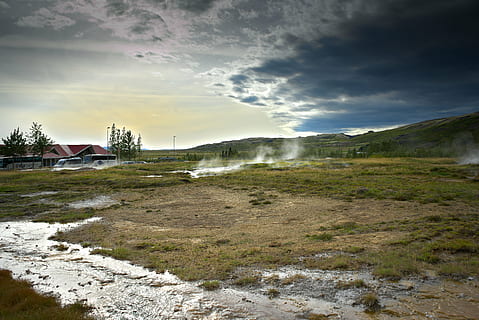 Islandia, dramático, géiser, naturaleza, paisaje, cielo, al aire libre, scenics, montaña, nube - cielo, paisajes - naturaleza, arquitectura, agua, belleza en la naturaleza, estructura construida, ambiente, movimiento, nadie, tierra, edificio, exterior del edificio, escena no urbana, casa, hierba, poder en la naturaleza, 5K, CC0, dominio público, libre de derechos