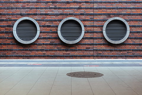 Tres, redondo, negro, túnel, marrón, hormigón, edificio de ladrillos, tiempo de día, tres respiraderos grises, cuadro, arquitectura, minimalismo, edificio, acera, calle, ladrillo, arquitectura y edificios, pared - característica de la construcción, piso, rojo, pared de ladrillo, ventana, exterior del edificio, estructura construida, nadie, circulo, modelo, ducto de aire, forma geometrica, forma, día, pared, azulejo, aire acondicionado, lado a lado, al aire libre, suelo de baldosas, 4K, CC0, dominio público, libre de derechos