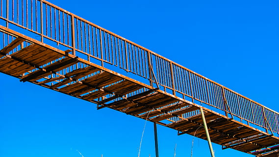 pont, rouillé, détruit, coupure, pourriture, abandon, transport, architecture, bleu, lien, ciel, pont - structure artificielle, faible angle de vue, structure construite, ciel clair, la nature, ville, personne, autoroute à voies multiples, pont suspendu, Voyage, mode de transport, en plein air, journée, alliage, acier, 4K, CC0, domaine public, libre de droits