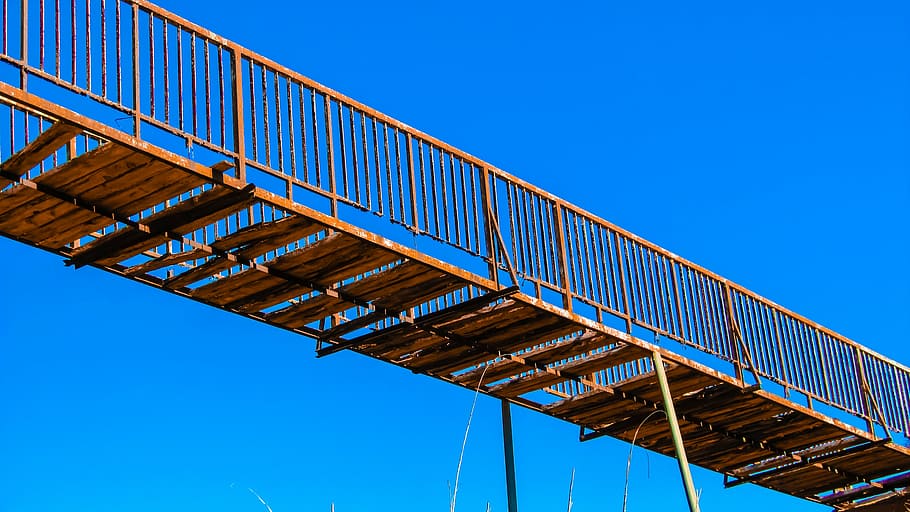 pont, rovellat, destruït, desconnexió, decaïment, abandonament, transport, arquitectura, blau, connexió, cel, pont - estructura feta per l'home, vista d’angle baix, estructura construïda, cel clar, naturalesa, ciutat, cap gent, autopista de carrils múltiples, Pont en suspensió, viatjar, manera de transport, a l'aire lliure, dia, aliatge, acer, 4K