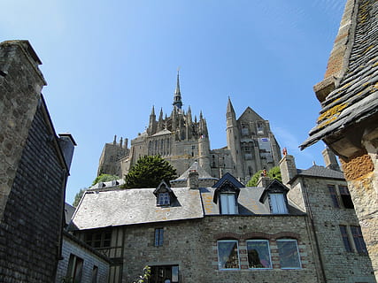arquitectura, vell, viatge, gòtic, cel, monestir, saint michel, exterior de l'edifici, estructura construïda, vista d’angle baix, edifici, el passat, història, cel clar, dia, lloc de culte, naturalesa, cap gent, religió, destinacions de viatge, creença, espiritualitat, ciutat, a l'aire lliure, fletxa, estil gòtic, 2K, CC0, domini públic, lliure de regalies