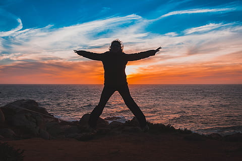 tramonto, chile, spiaggia, mare, cielo, acqua, braccio umano, silhouette, bellezza nella natura, una persona, orizzonte, roccia - oggetto, roccia, orizzonte sull'acqua, terra, braccia distese, in piedi, stili di vita, solido, attività di svago, arto, braccia alzate, la libertà, all'aperto, 4K, CC0, dominio pubblico, privo di copyright