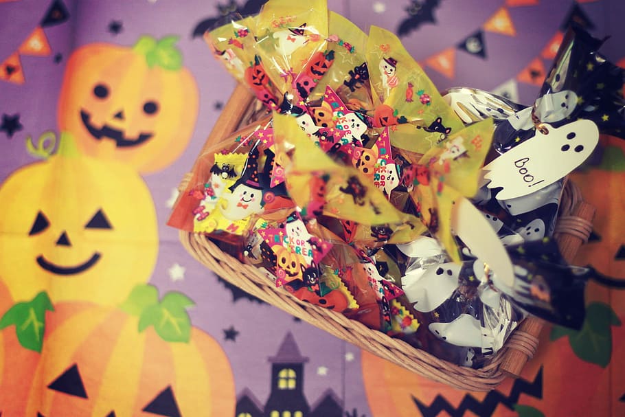 asortat, bomboane, maro, cos de rachita, dovleac, Halloween, decor, toamnă, celebrare, vacanţă, Înfricoșător, culturi, noapte, octombrie, sezon, petrecere - eveniment social, multi colorate, arta culturii și divertismentului, variație, nici o persoana, cu amănuntul, a închide, artă și sculptură, în interior, reprezentare, creativitate, partea corpului uman, umană, natură moartă, mână, alegere, reprezentare umană, masa, vedere în unghi mare, ambarcațiune, o persoana, 1080P