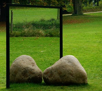 espejo, Art º, reflexión, reflejo, arte Moderno, reflexiones, vaso, imagen de espejo, hierba, planta, color verde, naturaleza, nadie, día, deporte, tierra, campo, al aire libre, césped, relajación, parque, metal, parque - espacio hecho por el hombre, cerca, tranquilidad, campo de juego, sombra, límite, 2K, CC0, dominio público, libre de derechos