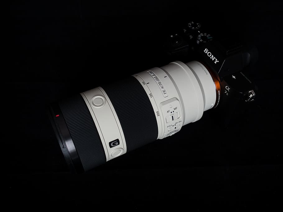 kamera, elektronik, gadget, linse, sony, sort baggrund, flaske, vinflaske, studio skud, sort farve, ingen mennesker, indendørs, tæt på, teknologi, fotografering temaer, kamera - fotografisk udstyr, fotografisk udstyr, vestlige script, tekst, stilleben, enkelt objekt, nummer, meddelelse, digitalt kamera, objektiv - optisk instrument, mørk, elektrisk udstyr, 4K