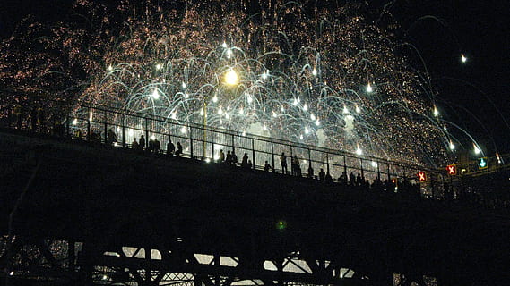foto, despliegue de fuegos artificiales, Noche, gente, puente, acecho, exhibición de fuegos artificiales, ligero, Fuegos artificiales, Montreal, festival, cielo, celebracion, espectador, persona, iluminado, arquitectura, estructura construida, árbol, equipo de iluminación, cultura de las artes y entretenimiento, naturaleza, ciudad, brillante, evento, planta, al aire libre, exterior del edificio, personas incidentales, barandilla, 4K, CC0, dominio público, libre de derechos