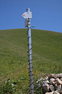 Verzeichnis, Wegweiser, Wegzeichen, Schild, Post, Stacheldraht, Schutz, Himmel, Natur, Gras, Land, klarer Himmel, Tag, Feld, Pflanze, keine Leute, Ruhe, Technologie, grüne Farbe, Umgebung, draußen, Sonnenlicht, Nicht-städtische Szene, ruhige Szene, Landschaft, Pole, Sicherheit, 5K, CC0, gemeinfrei, lizenzfrei