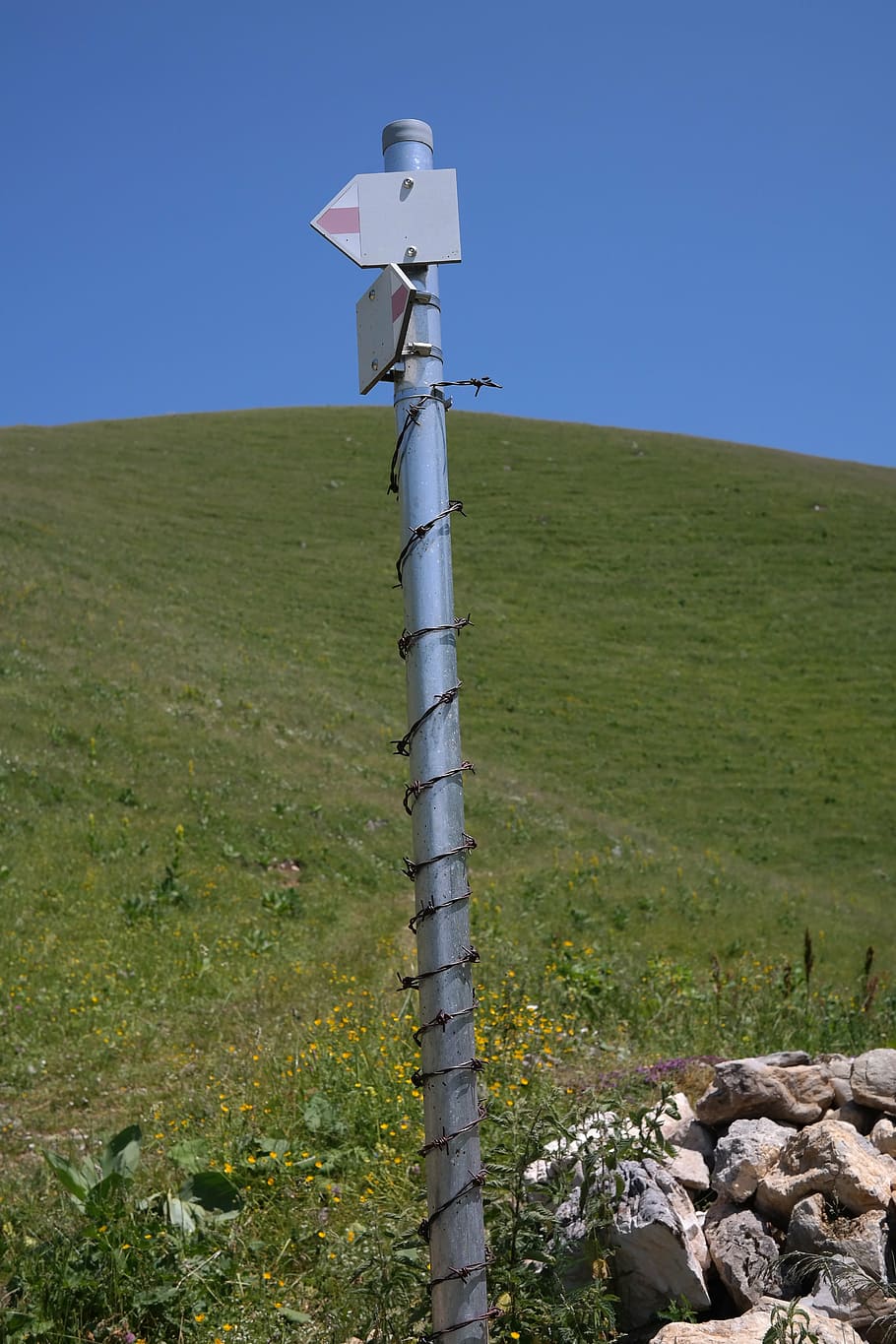 directori, pal senyal, marcadors, escut, publicació, filferro espinós, protecció, cel, naturalesa, herba, terra, cel clar, dia, camp, planta, cap gent, tranquil·litat, tecnologia, color verd, medi ambient, a l'aire lliure, llum solar, escena no urbana, escena tranquil·la, paisatge, pol, seguretat, 5K