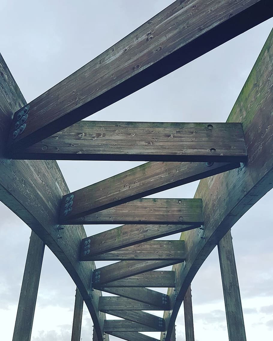 træ, himmel, konstruktion, bro, arkitektur, forbindelse, skumring, dyster, vejledning, moderne, udendørs, perspektiv, by-, lav vinkel visning, træ - materiale, ingen mennesker, bygget struktur, dag, natur, metal, bro - menneskeskabt struktur, mønster, sky - himmel, vand, under, tag, sollys, bjælke, tagbjælke, 2K