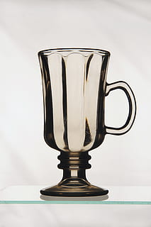 bicchiere, luce, sfondo, studio, sfondo chiaro, tazza, bere, singolo oggetto, realizzazione, nessuno, girato in studio, primo posto, in casa, natura morta, tavolo, avvicinamento, cibo e bevande, boccale, sfondo bianco, trasparente, rinfresco, caffè - bevanda, caffè, tazza di caffè, vetro - materiale, freschezza, premio, vasellame, 5K, CC0, dominio pubblico, privo di copyright