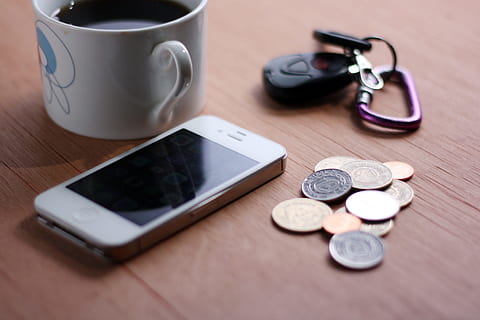 tecnologia, gadget, i phone, smartphone, mobile, monete, chiavi, boccale, caffè, tavolo, ancora, tecnologia wireless, moneta, finanza, tazza, comunicazione, tavoletta digitale, connessione, bere, in casa, attività commerciale, smart phone, Internet, nessuno, tazza di caffè, caffè - bevanda, dispositivo di informazione portatile, economia, vasellame, 2K, CC0, dominio pubblico, privo di copyright